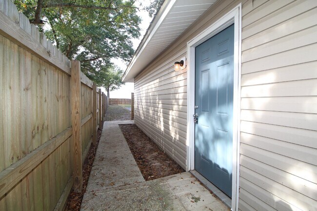 Building Photo - Charming 2 Bedroom Rental in Pace, FL with a Spacious Layout and Prime Location!