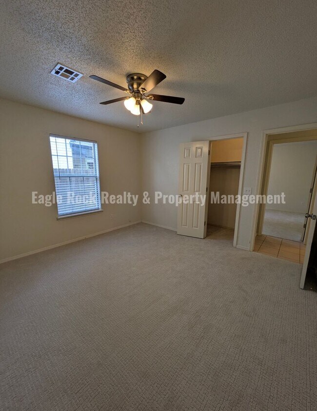Building Photo - 1304 N Umbrella Ave