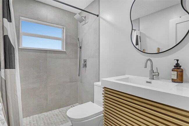 Building Photo - 414 W Mango St