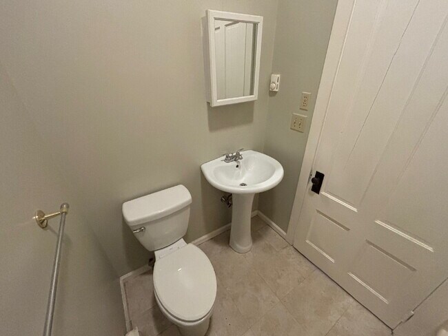 Building Photo - Charming Studio Apartment in the Heart of South Berwick – Great Location!