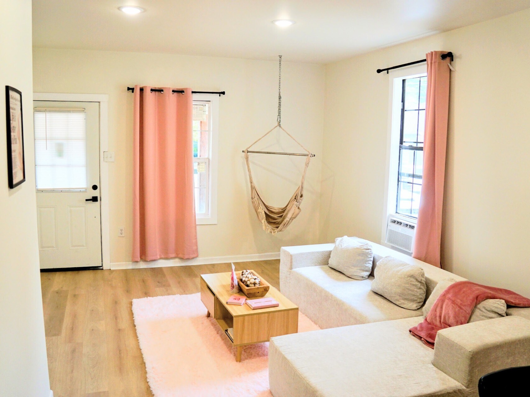 Building Photo - 426 W King St