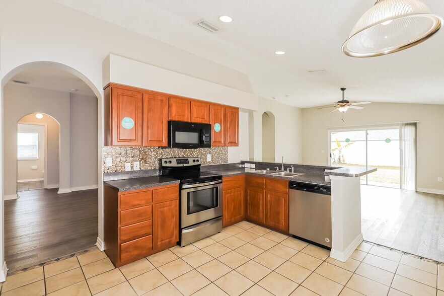 Building Photo - 30853 Sade Ct