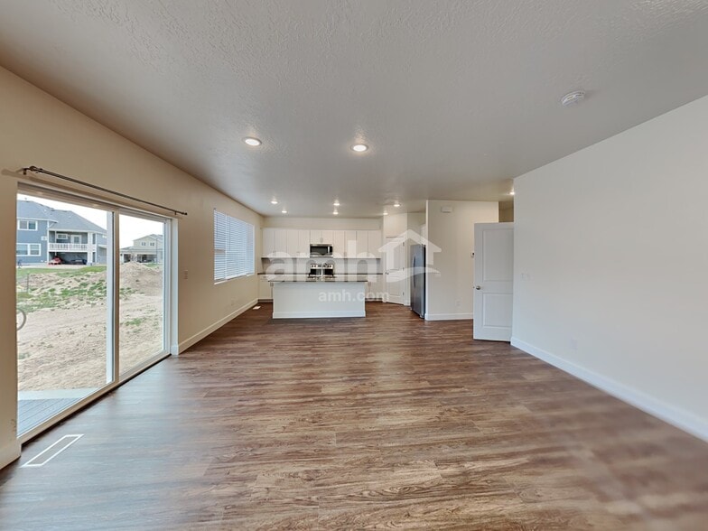 Building Photo - 2222 E Silverado Ln