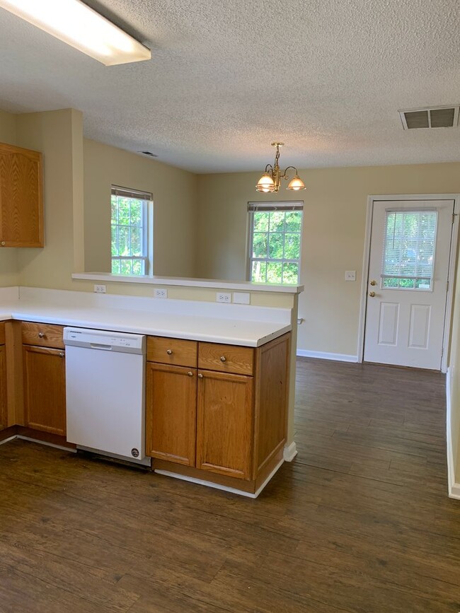 Building Photo - 3 Bedroom 2 Bath One Story House on Charte...
