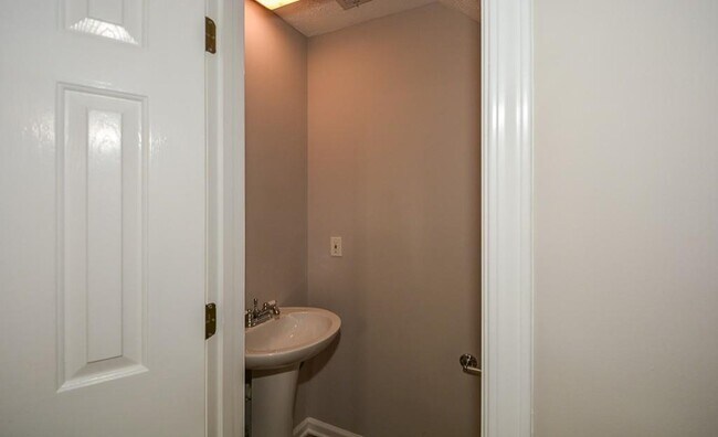 Building Photo - 612 Spanish Oak Dr