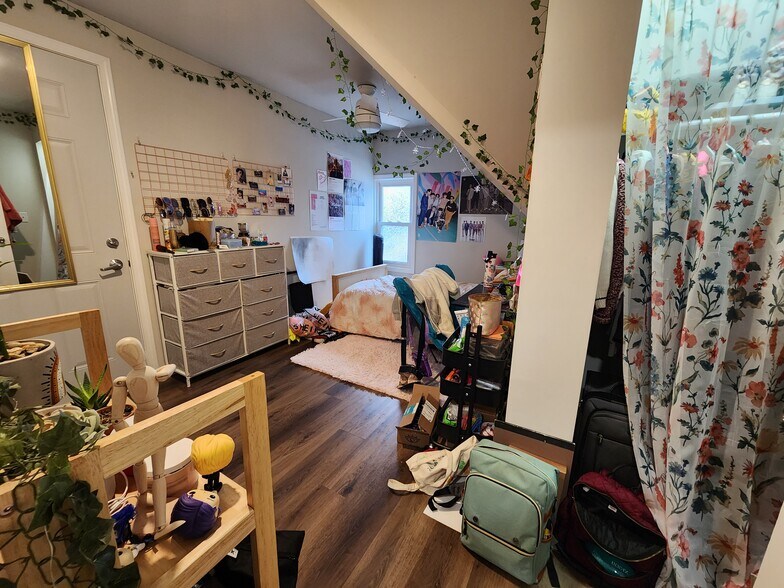 Building Photo - 2204 E Locust St