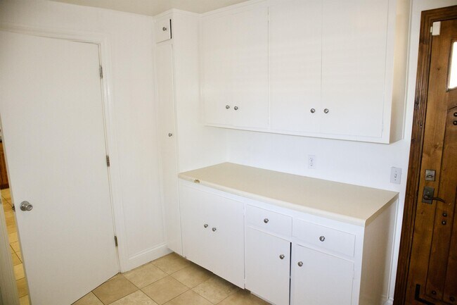 Building Photo - 26665 Whitehorn Dr