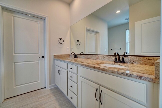 Building Photo - 4 bedroom condo in Suffolk