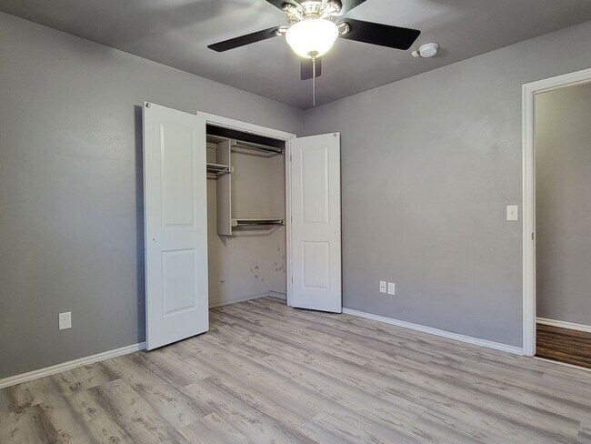 Building Photo - Introducing a charming 3-bedroom, 2-bathroom house located in the desirable area of Edmond, OK.