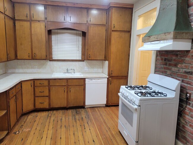 Building Photo - 2 Bedroom, 2 Bathroom! Huge Shop building ...