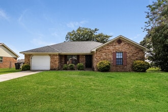 Building Photo - Spacious Brick Ranch in Hephzibah, GA