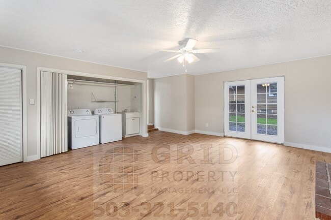 Building Photo - 3+ Bedroom House w/ Large Backyard - Southeast Portland!