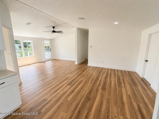 Building Photo - 1565 Seneca Dr