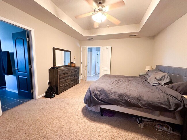 Building Photo - Spacious 4-Bedroom Home with Office Space ...