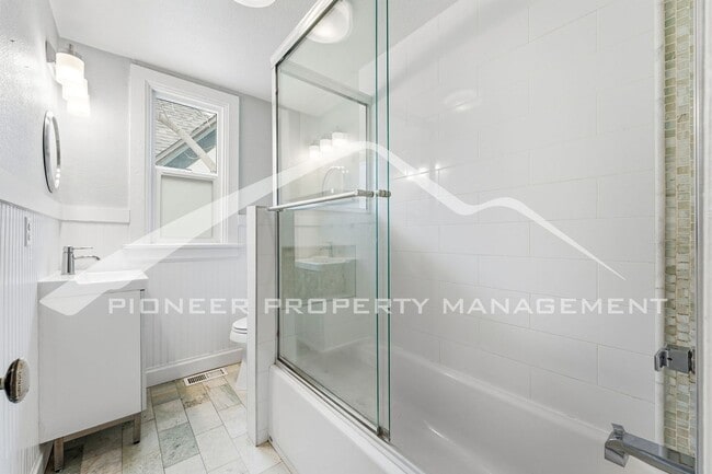 Building Photo - Charming Townhouse with Washer/Dryer and Central AC