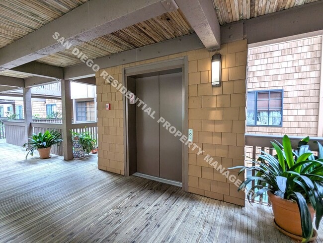 Building Photo - 8850 Villa La Jolla Dr