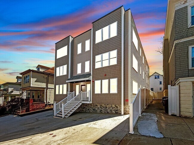 Building Photo - 21 Thornton St