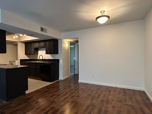 Building Photo - 2 Bed | 2 Bath Condo in Gated Phoenix Community