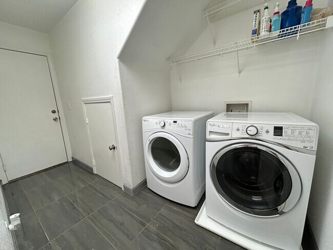 Building Photo - Desirable Split-Level 4-Bedroom Home in Southwest!