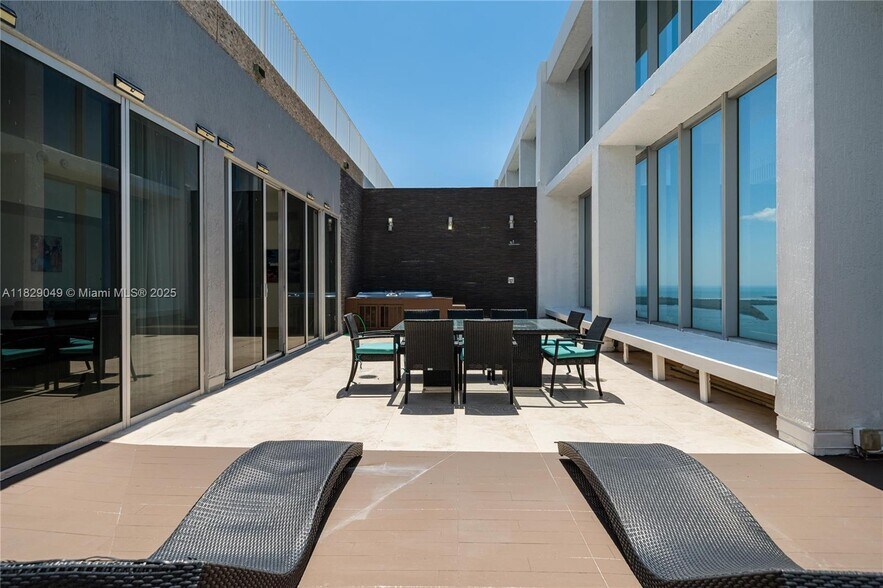 Building Photo - 495 Brickell Ave
