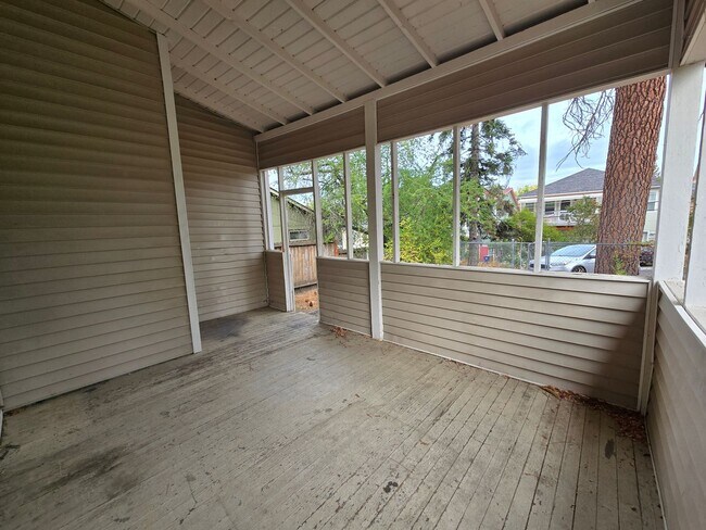 Building Photo - South Hill Home!! Available Now!