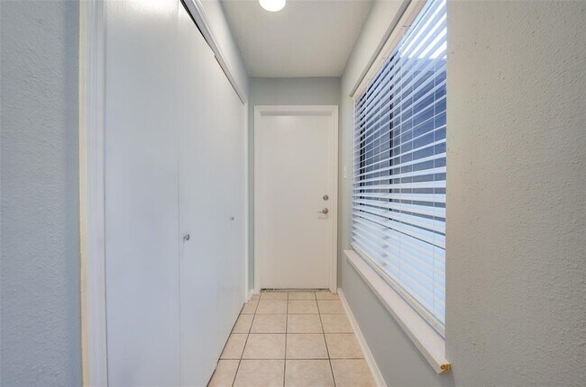 Building Photo - 1620 Good Day Dr