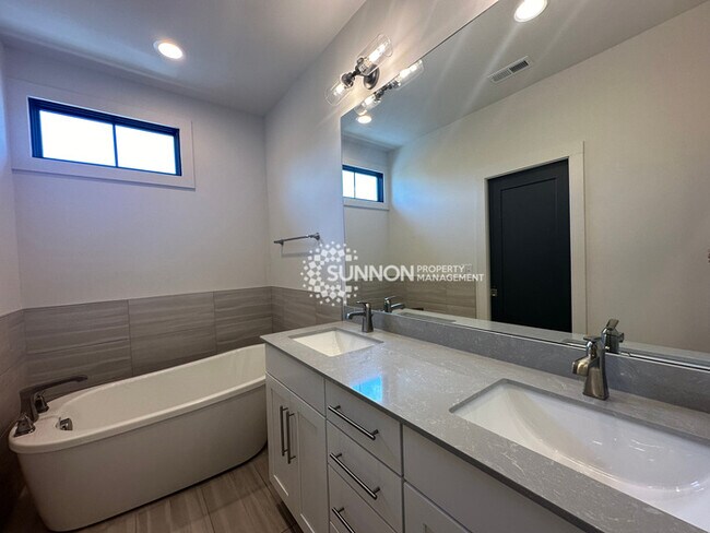 Building Photo - 3 Bed 3.5 Bath Townhome in NODA