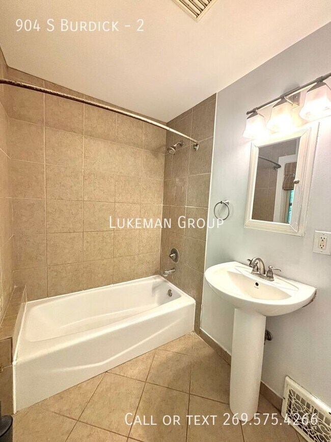 Building Photo - 904 S Burdick-2