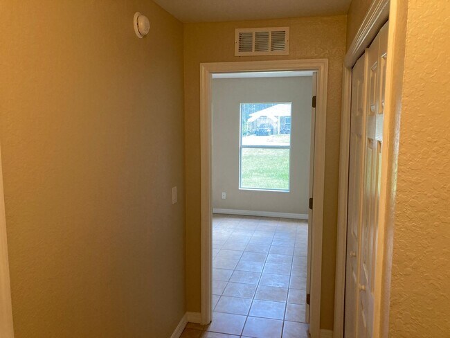 Building Photo - 3/2 Home Silver Springs Shores
