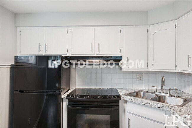 Building Photo - 3145 Sherbrooke Rd