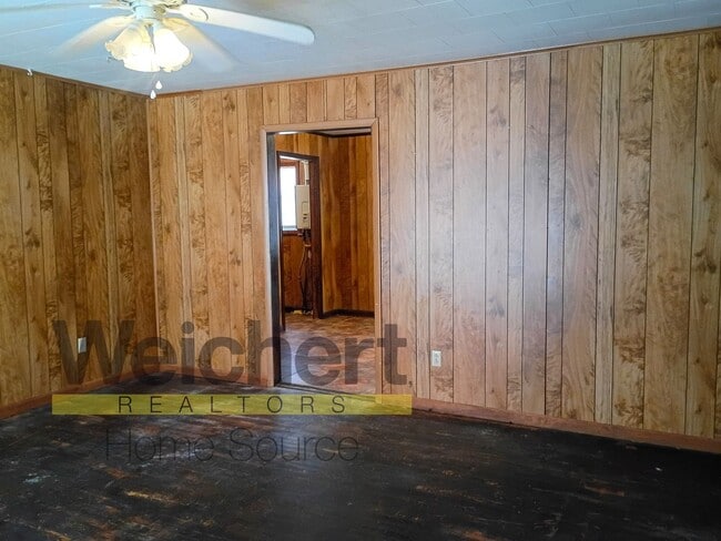 Building Photo - 3-Bed Home with Great Garage/Shop & Conven...