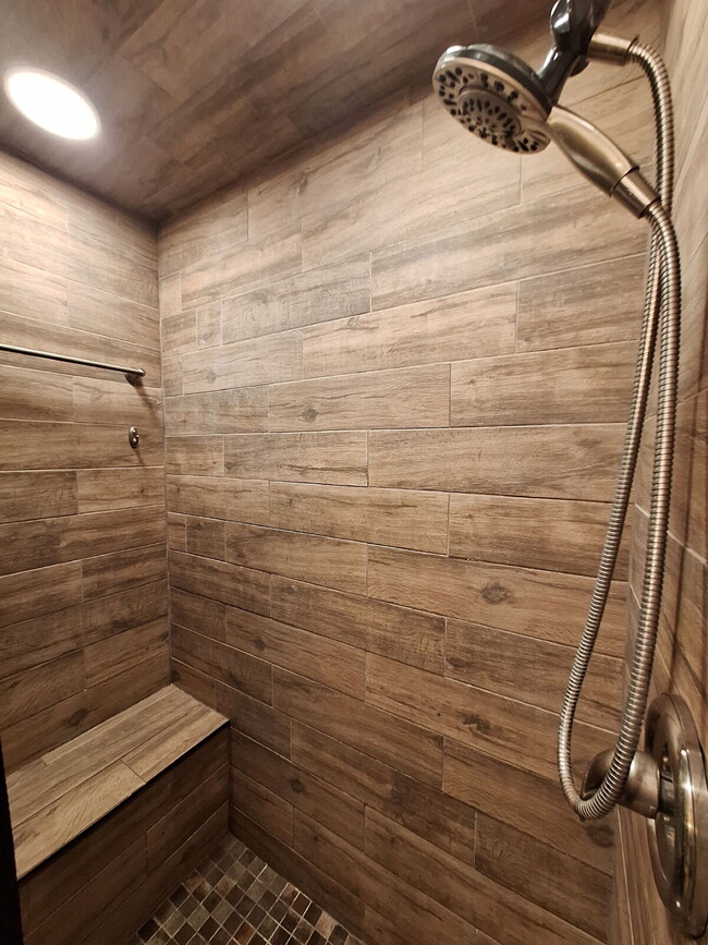 Building Photo - Beautifully upgraded Ground Floor condo wi...