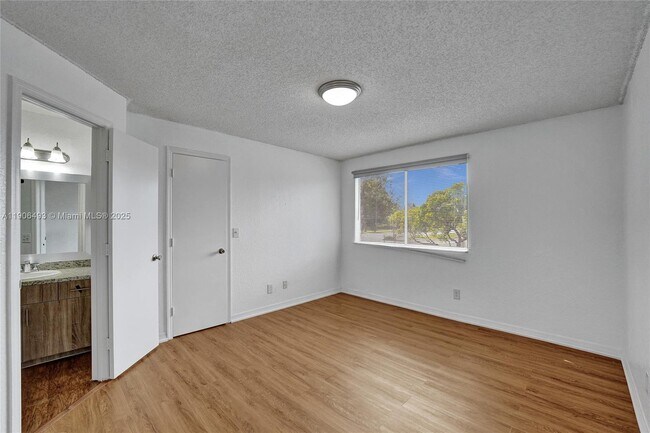 Building Photo - 417 Vista Isles Dr