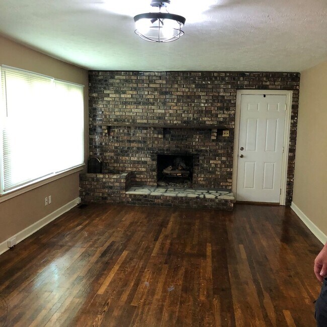 Building Photo - Beautiful country settings!  3 Bedroom / 1 bath - Kingsport TN