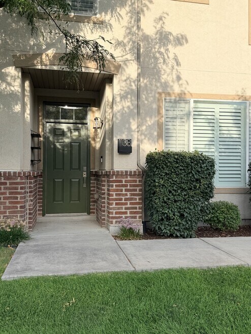 Building Photo - 1138 Kensington Dr