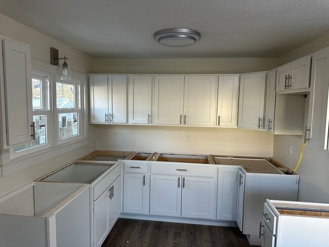 Building Photo - NEW REMODEL