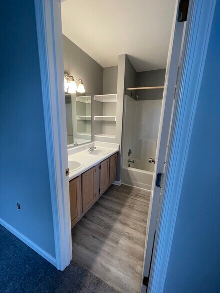 Master Bathroom - 106 Fawn Rdg N