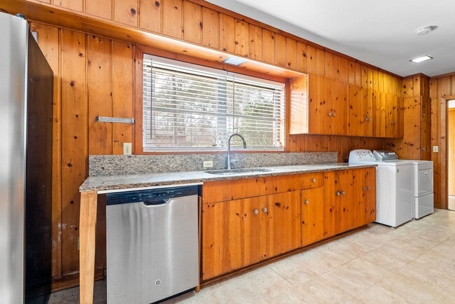 Building Photo - 615 Forestdale Dr