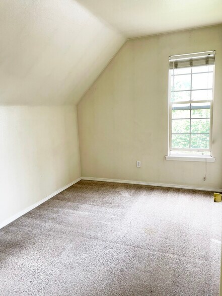 Building Photo - 1000 NE B St