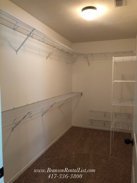 Building Photo - Over 2,000 sqft on one level