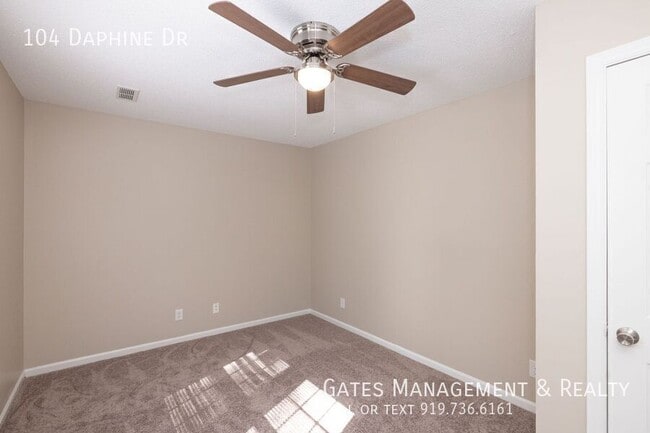 Building Photo - 104 Daphine Dr