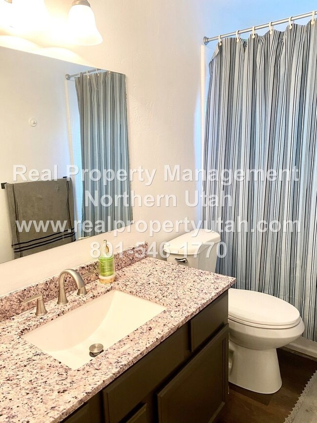 Building Photo - 3 Bedroom 1.5 Bath Townhome Available in Clearfield