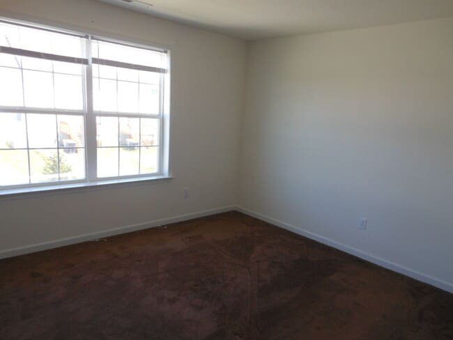 Building Photo - Spacious Duplex close to schools and shopping.