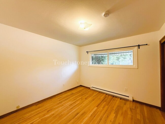 Building Photo - Charming 3-Bedroom Gem with Hardwood Floor...