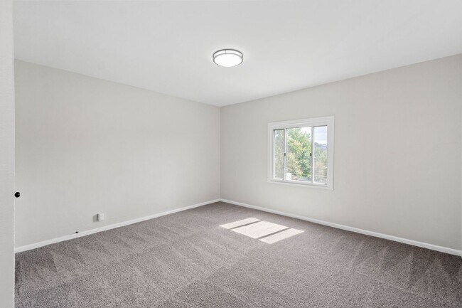 Building Photo - Beautiful 2 Bedroom home in Whitaker available February 1!