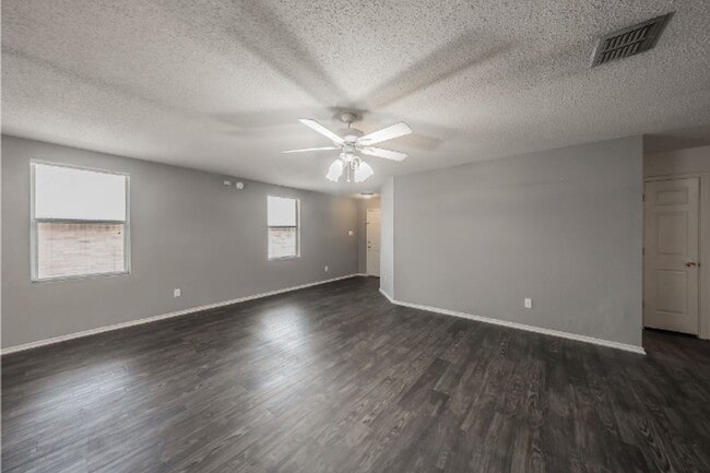 Building Photo - 3327 Clydesdale Dr