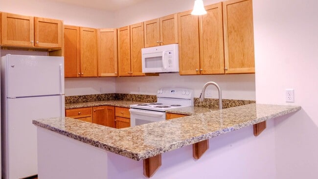 Building Photo - 2 bed, 1 bath apartment with washer/dryer in unit & (1) month free rent (85 Griffin Ln #201)