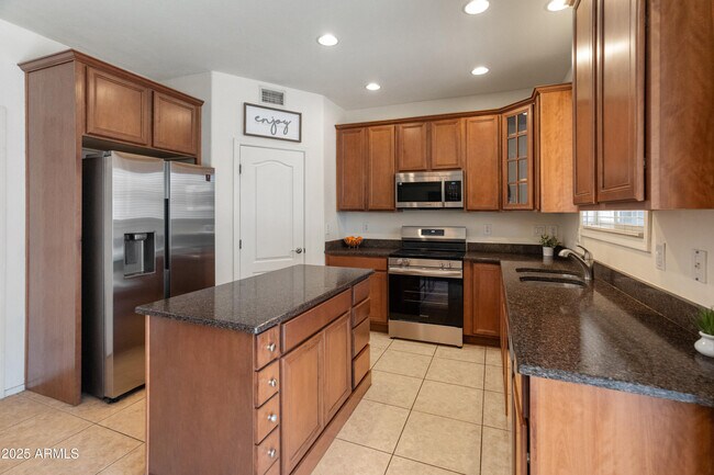 Building Photo - 2331 E Sunland Ave