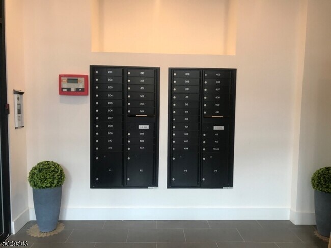 Building Photo - 1140 E St Georges Ave