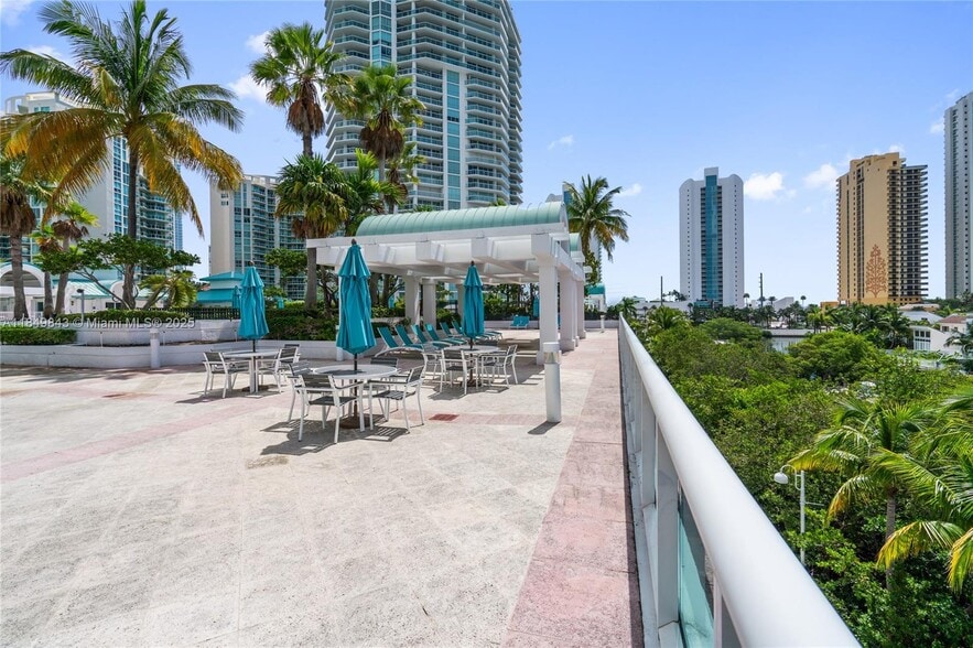 Pool - 16500 Collins Ave